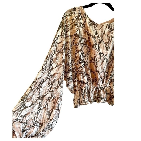 ALTAR’D STATE, NWT,WOMENS SNAKE PRINT, PEPLUM BLOUSE. FULL RAGLAN SLEEVE SIZE S - Picture 7 of 10